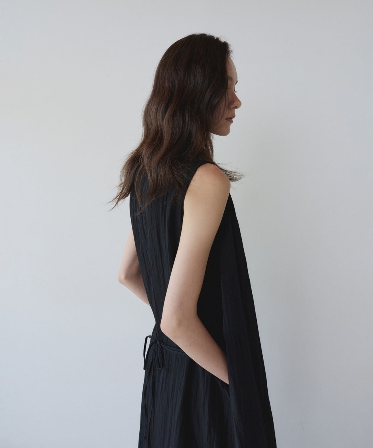 이어닝(YEARNING) SHIRRING LONG SLEEVELESS DRESS, BLACK