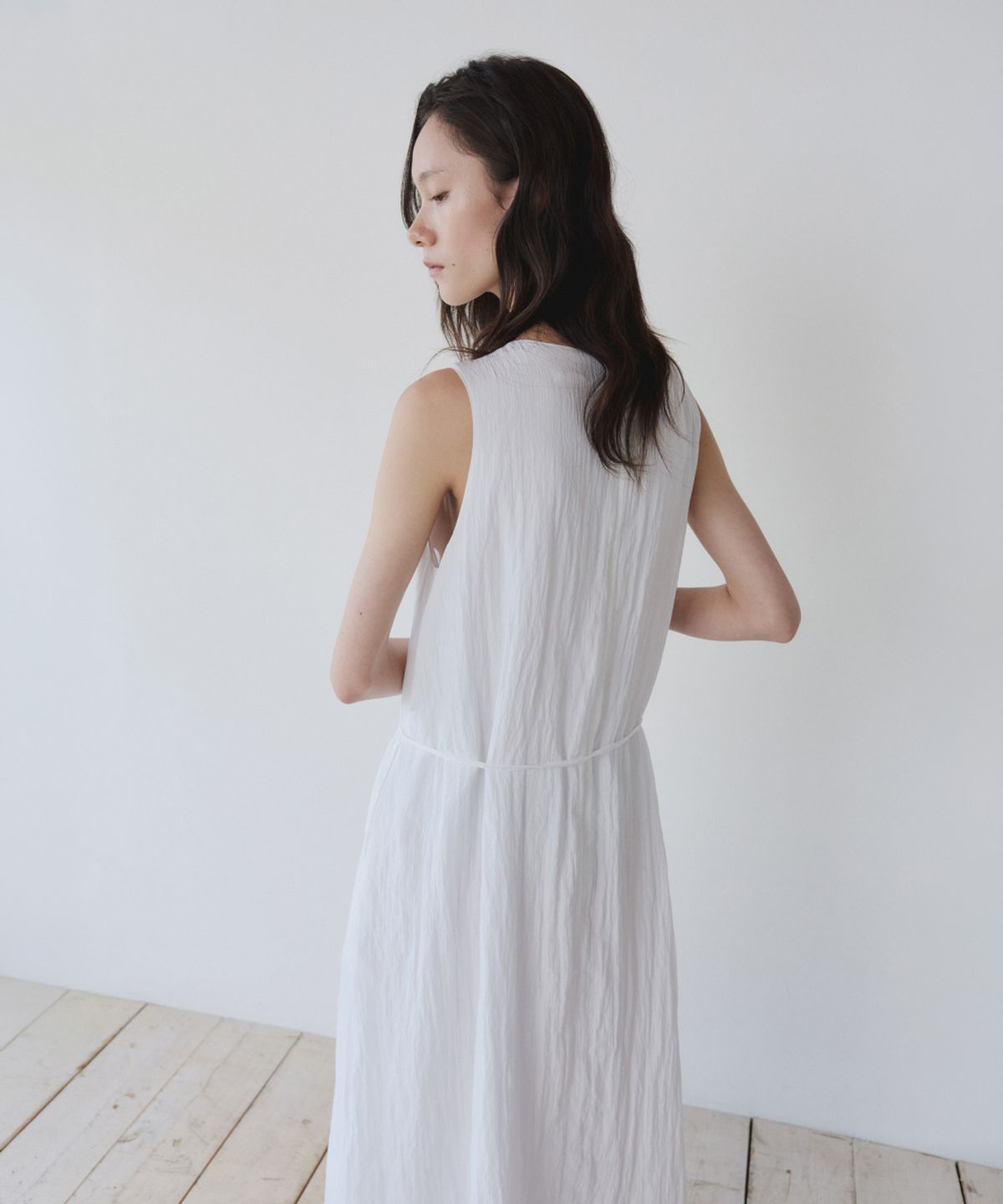 이어닝(YEARNING) SHIRRING LONG SLEEVELESS DRESS, WHITE