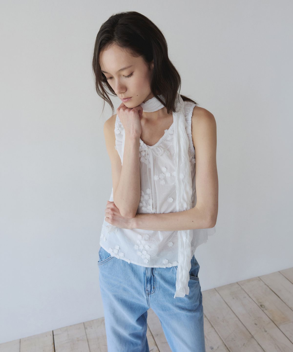 이어닝(YEARNING) FLORAL EMBROIDERED LACE SLEEVELESS, WHITE