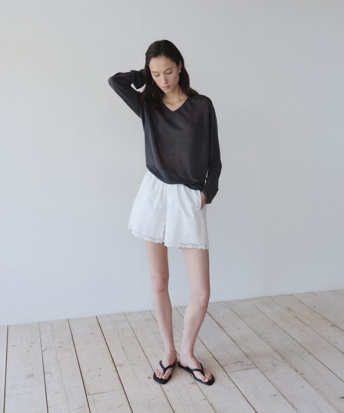 이어닝(YEARNING) LIGHT LINEN V-NECK SUMMER KNIT, CHARCOAL