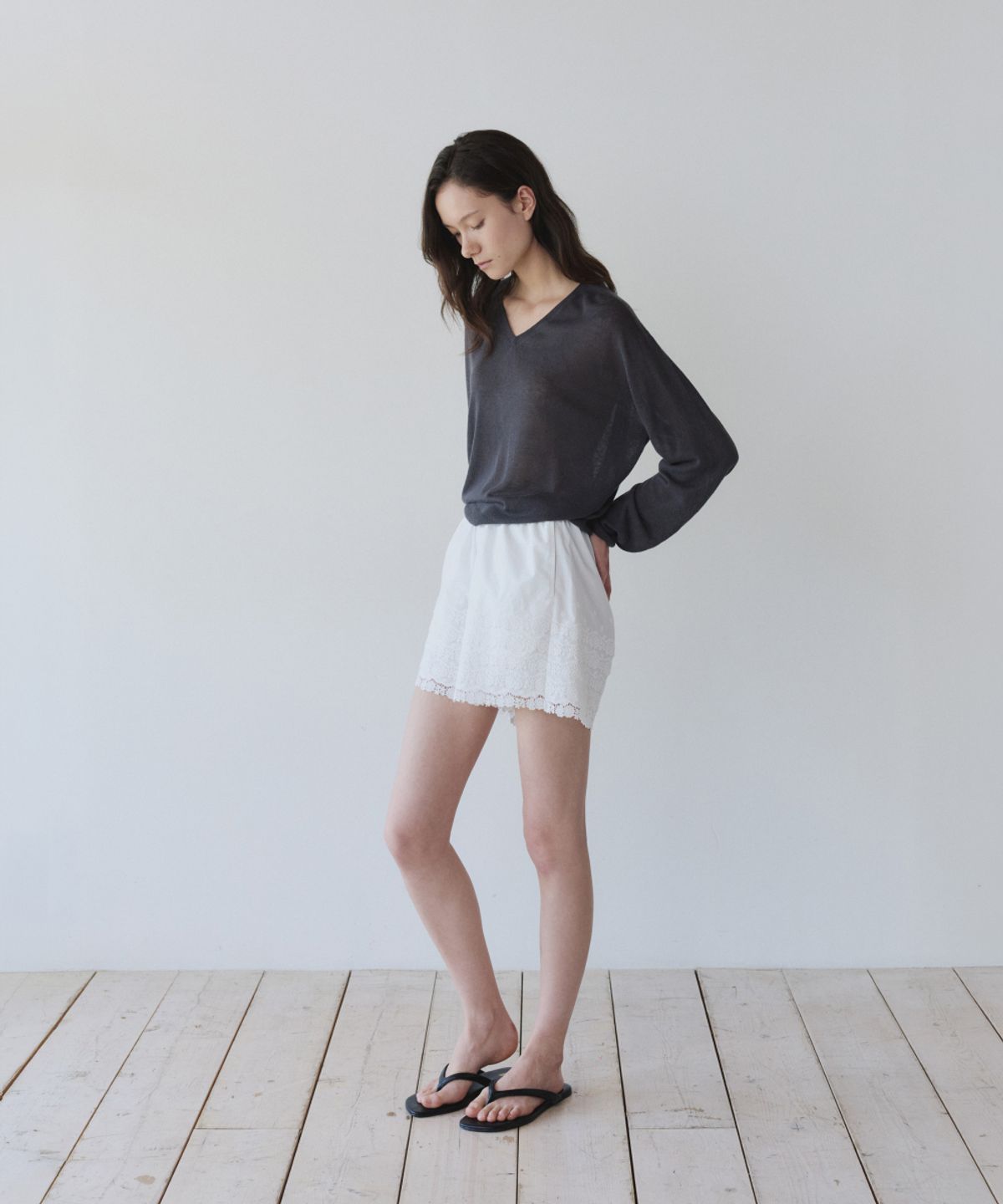 이어닝(YEARNING) LIGHT LINEN V-NECK SUMMER KNIT, CHARCOAL