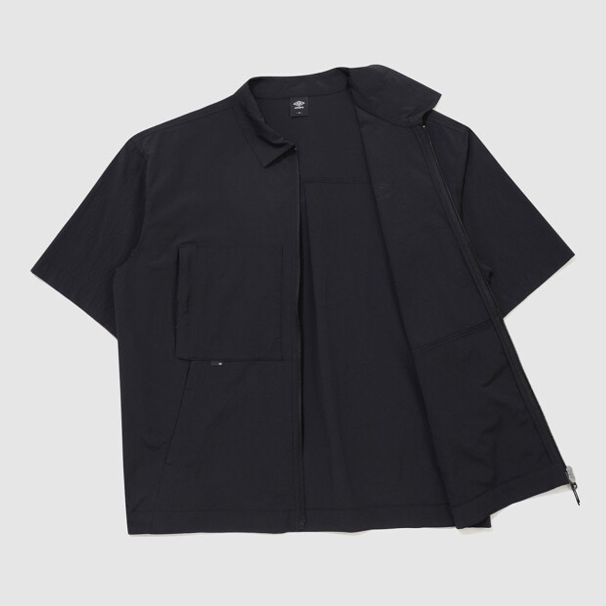 엄브로(UMBRO) 쿨브리즈 카라형 반팔 집업 자켓 블랙 UR324CJK78