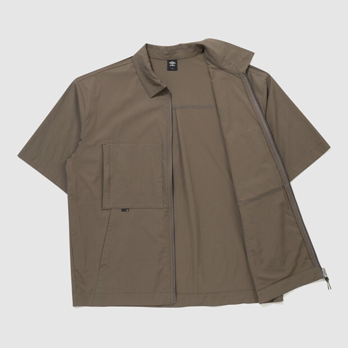 엄브로(UMBRO) 쿨브리즈 카라형 반팔 집업 자켓 브라운 UR324CJK78