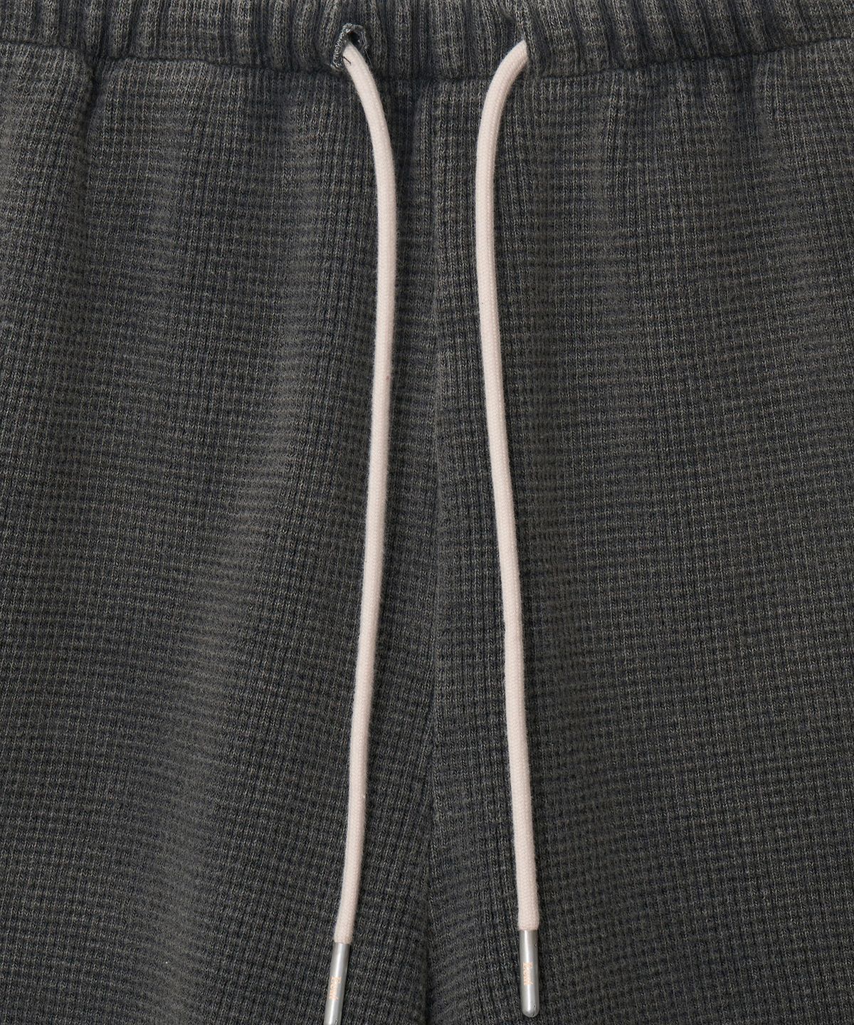 이우트(EEUT) PIGMENT WAFFLE SHORTS / CHARCOAL