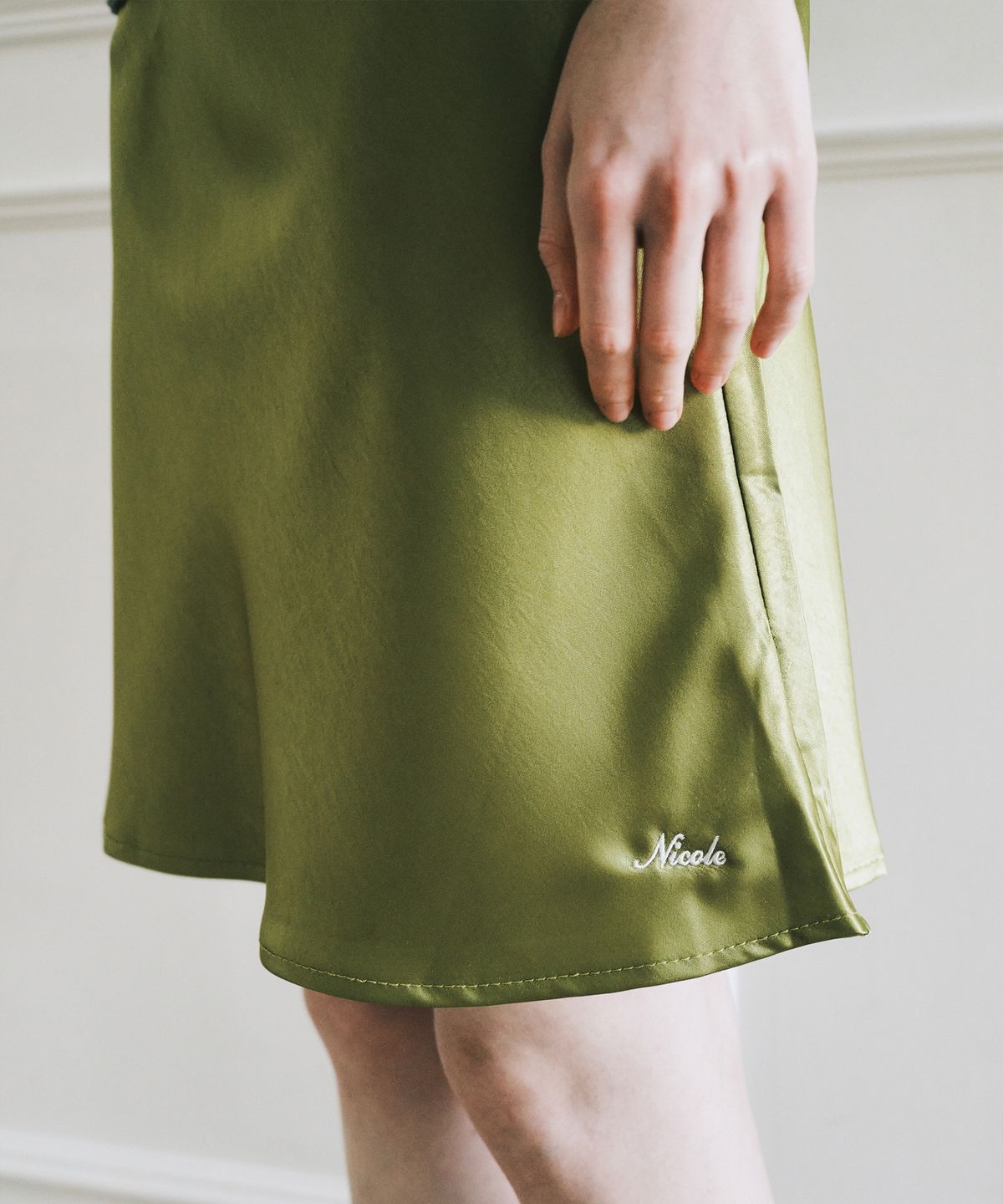 닉앤니콜(NICK&NICOLE) SATIN FLARE MIDI SKIRT_OLIVE