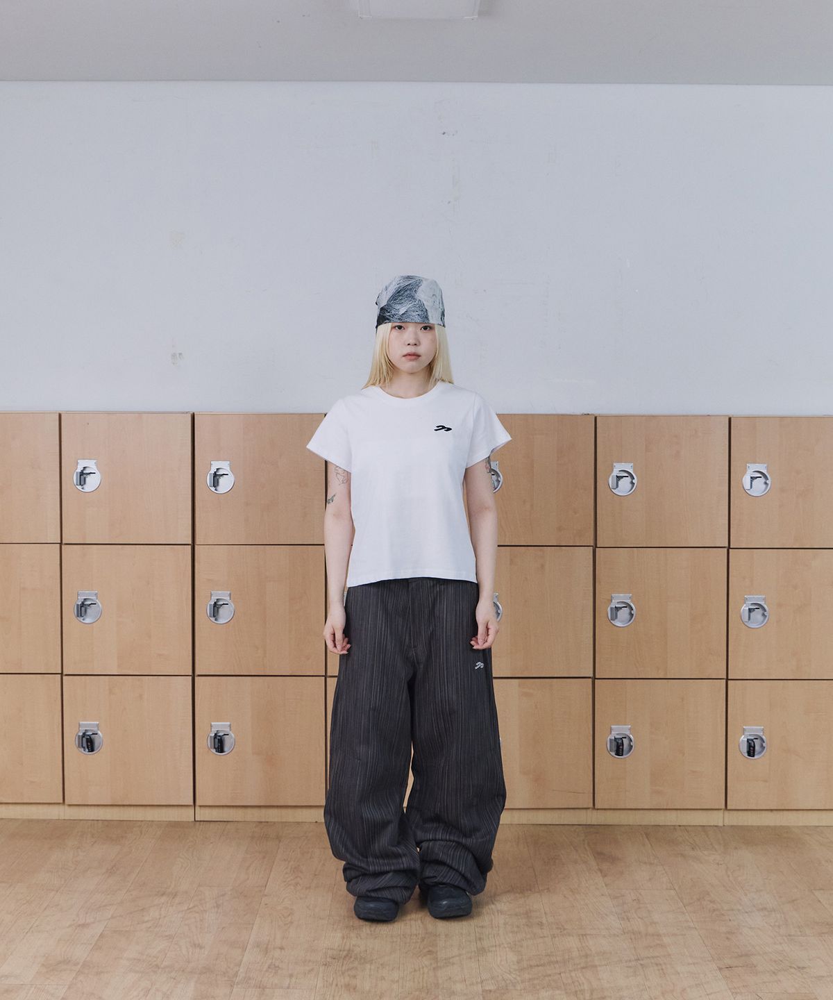 탄산마그네슘(TANSANMAGNESIUM) 크로스 아플리케 티셔츠 (화이트)