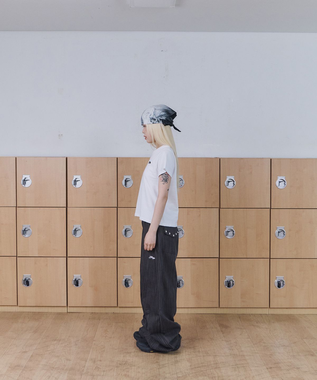 탄산마그네슘(TANSANMAGNESIUM) 크로스 아플리케 티셔츠 (화이트)