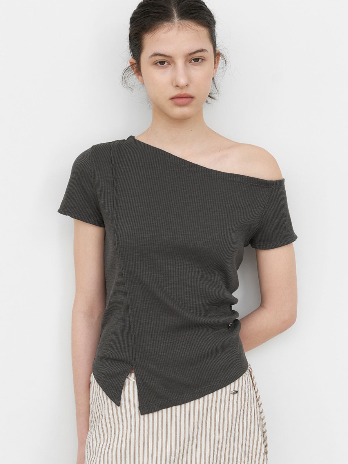 아틀리에 나인(ATELIER NAIN) ONE SHOULDER SHIRRING SLIT SLIM T (T-7265)