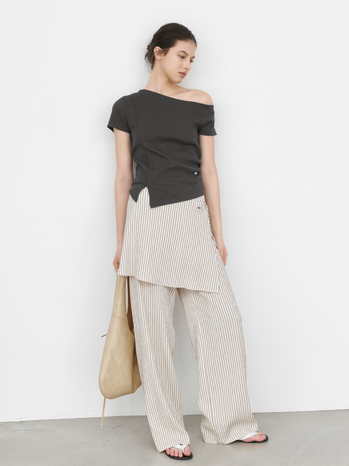 아틀리에 나인(ATELIER NAIN) ONE SHOULDER SHIRRING SLIT SLIM T (T-7265)