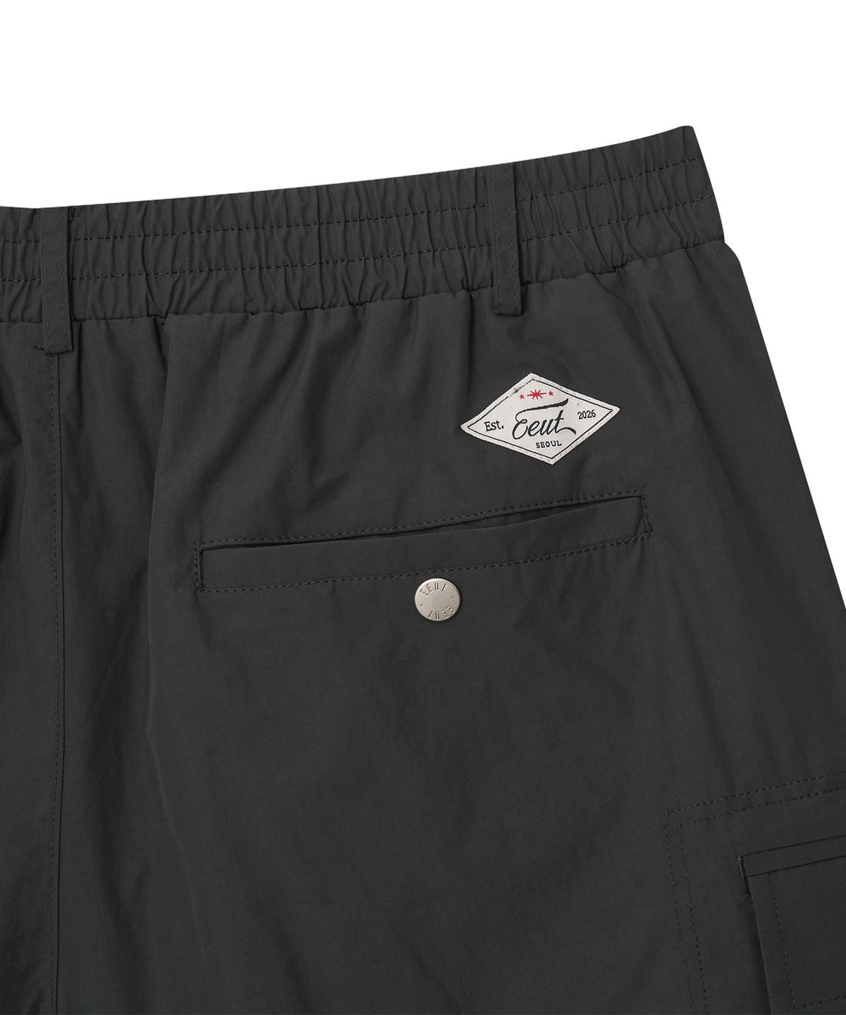 이우트(EEUT) IN POCKET CARGO SHORTS / CHARCOAL
