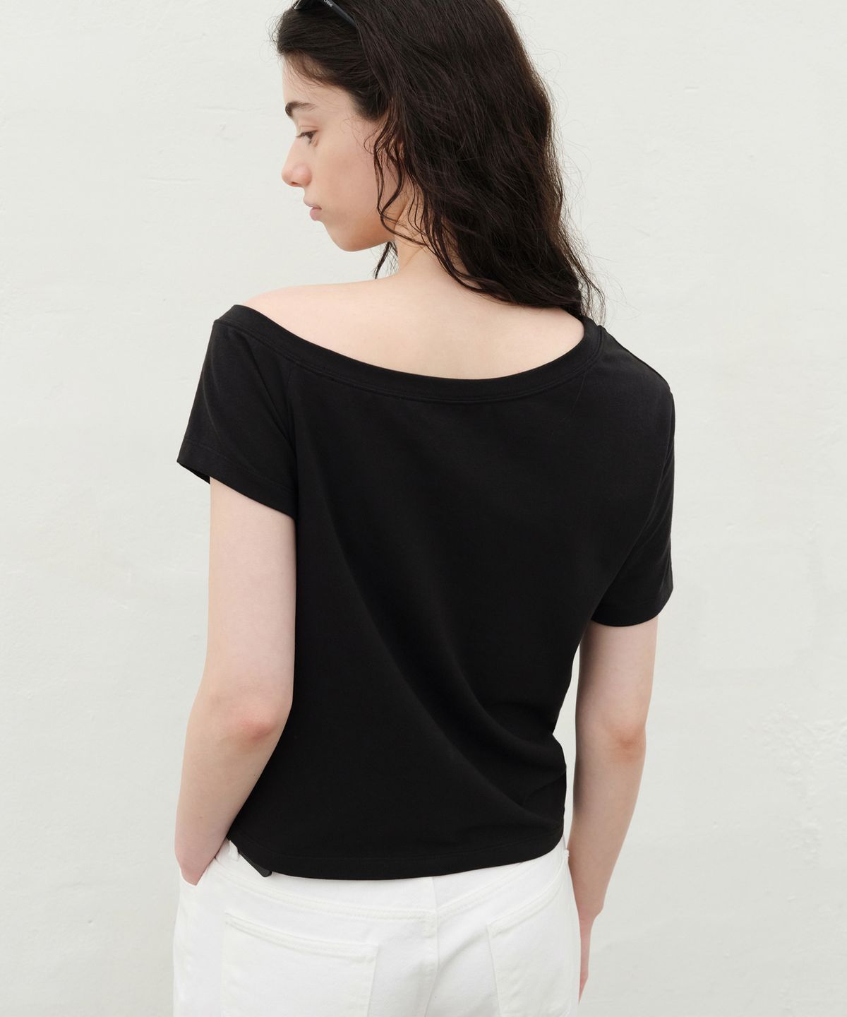 르바(LEVAR) Unbalanced Off-shoulder T-shirt - Black