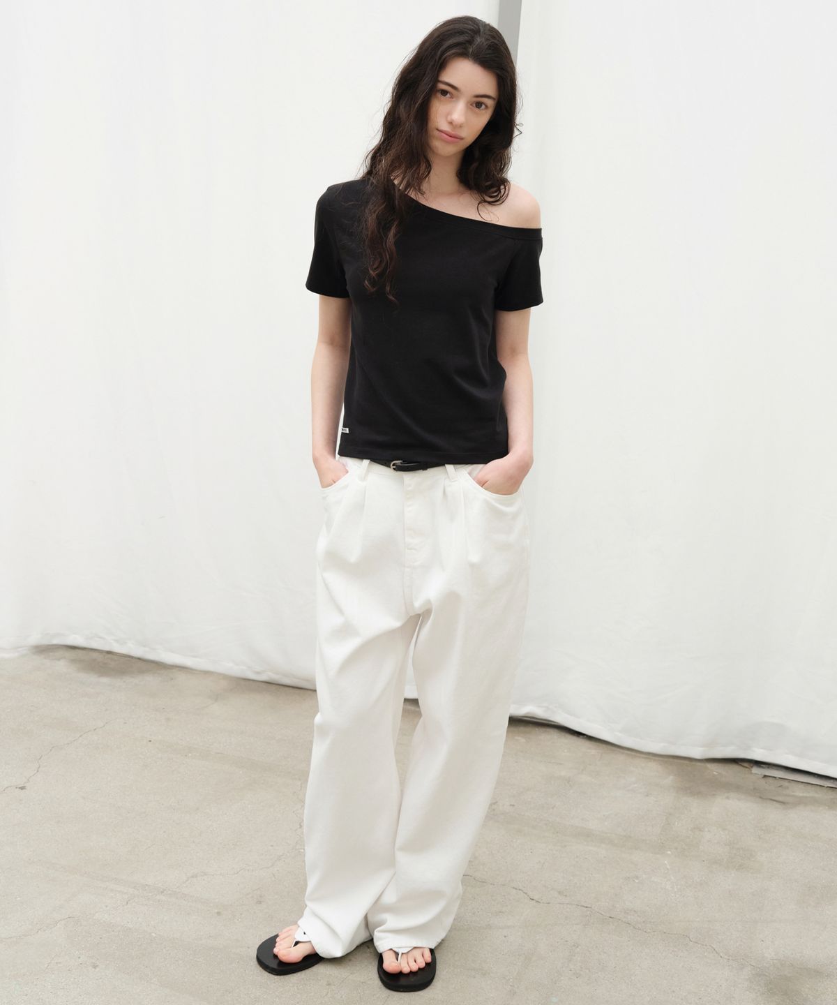 르바(LEVAR) Unbalanced Off-shoulder T-shirt - Black