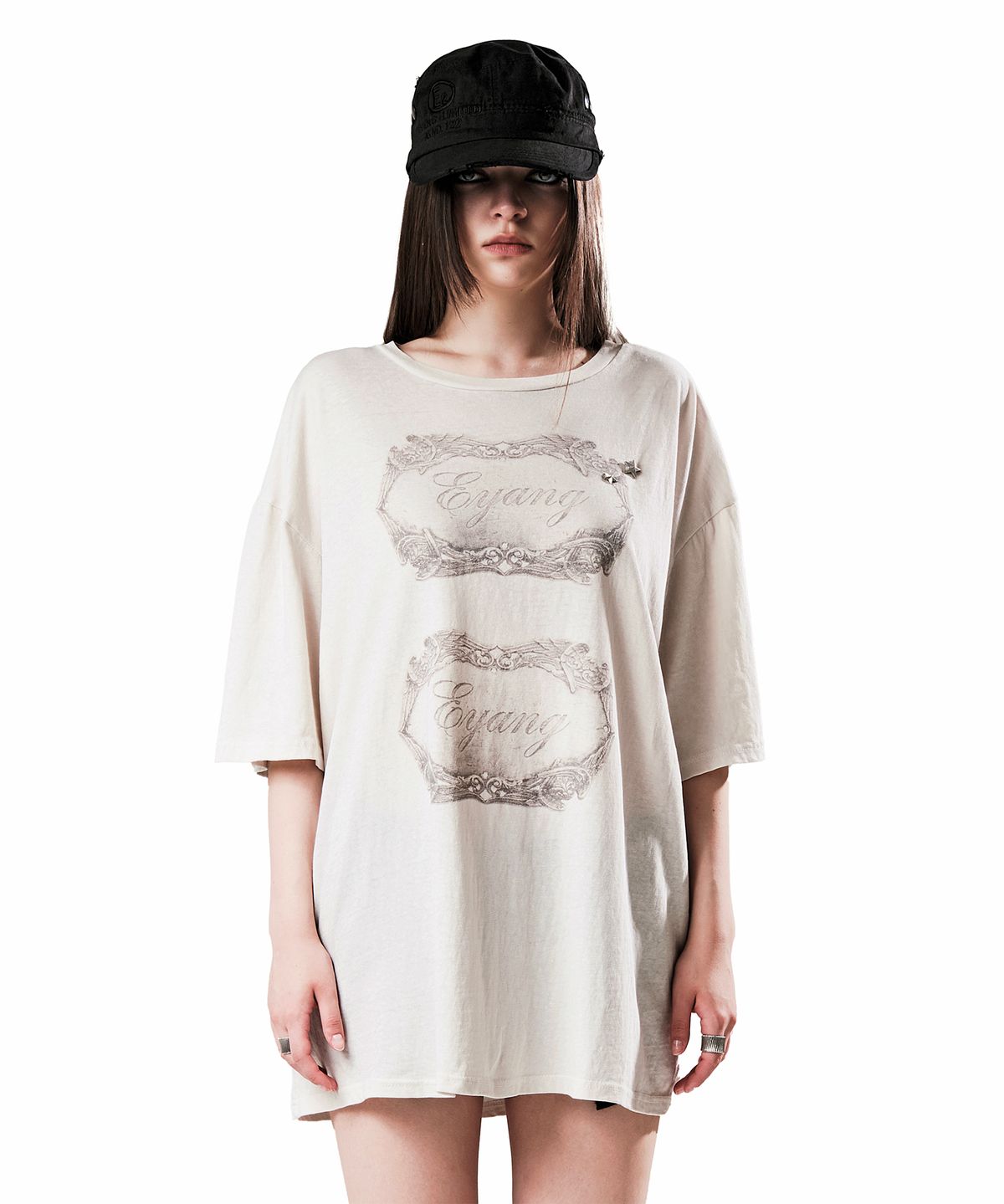 이양(EYANG) ANTIQUE LOGO PLAQUE T-SHIRT