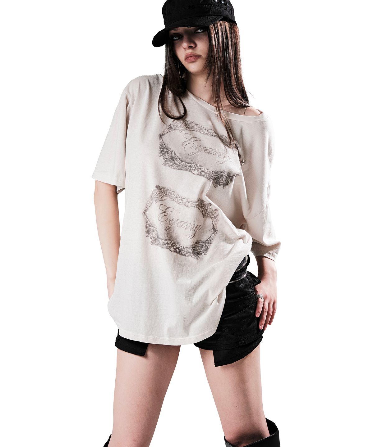 이양(EYANG) ANTIQUE LOGO PLAQUE T-SHIRT