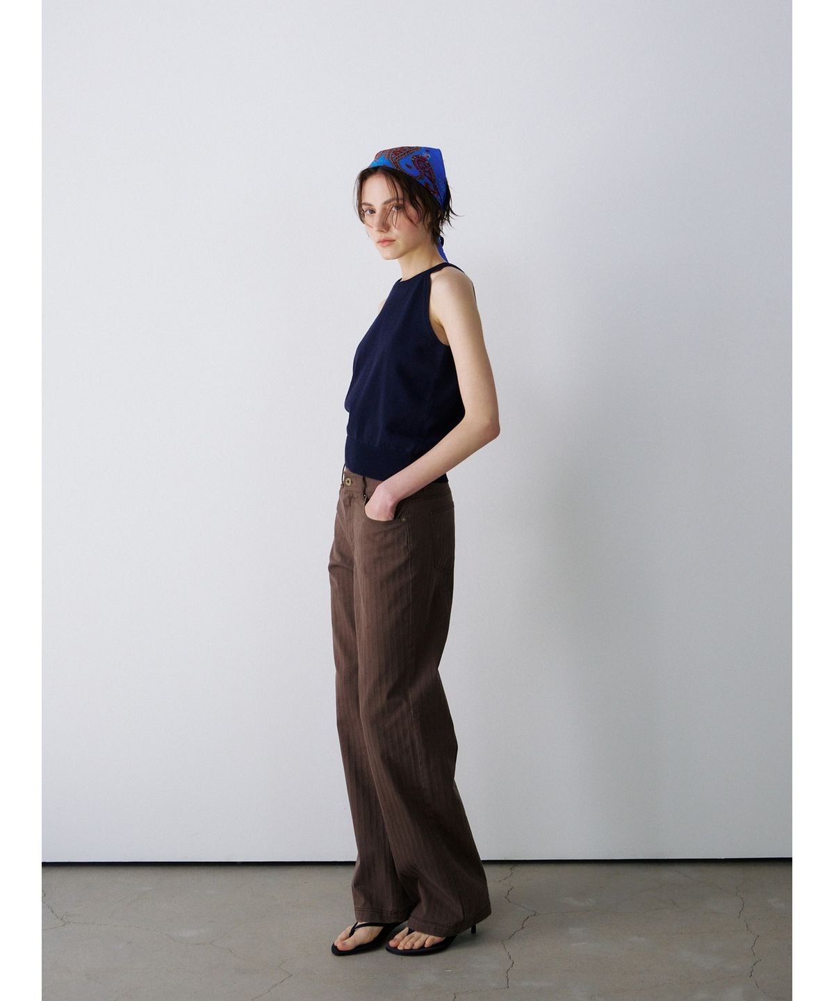 닌닛(NINNIT) [2nd] Open-back halter knit top (NAVY)
