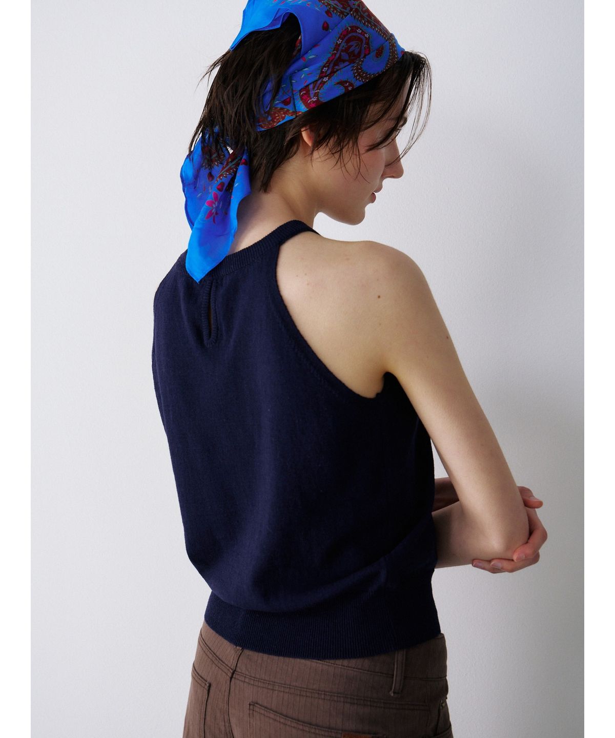 닌닛(NINNIT) [2nd] Open-back halter knit top (NAVY)
