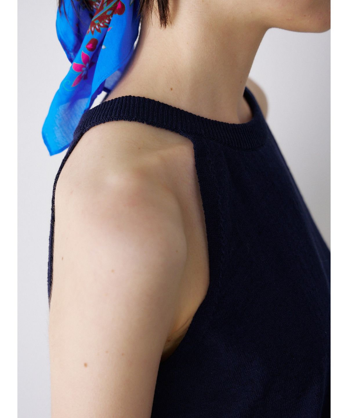 닌닛(NINNIT) [2nd] Open-back halter knit top (NAVY)