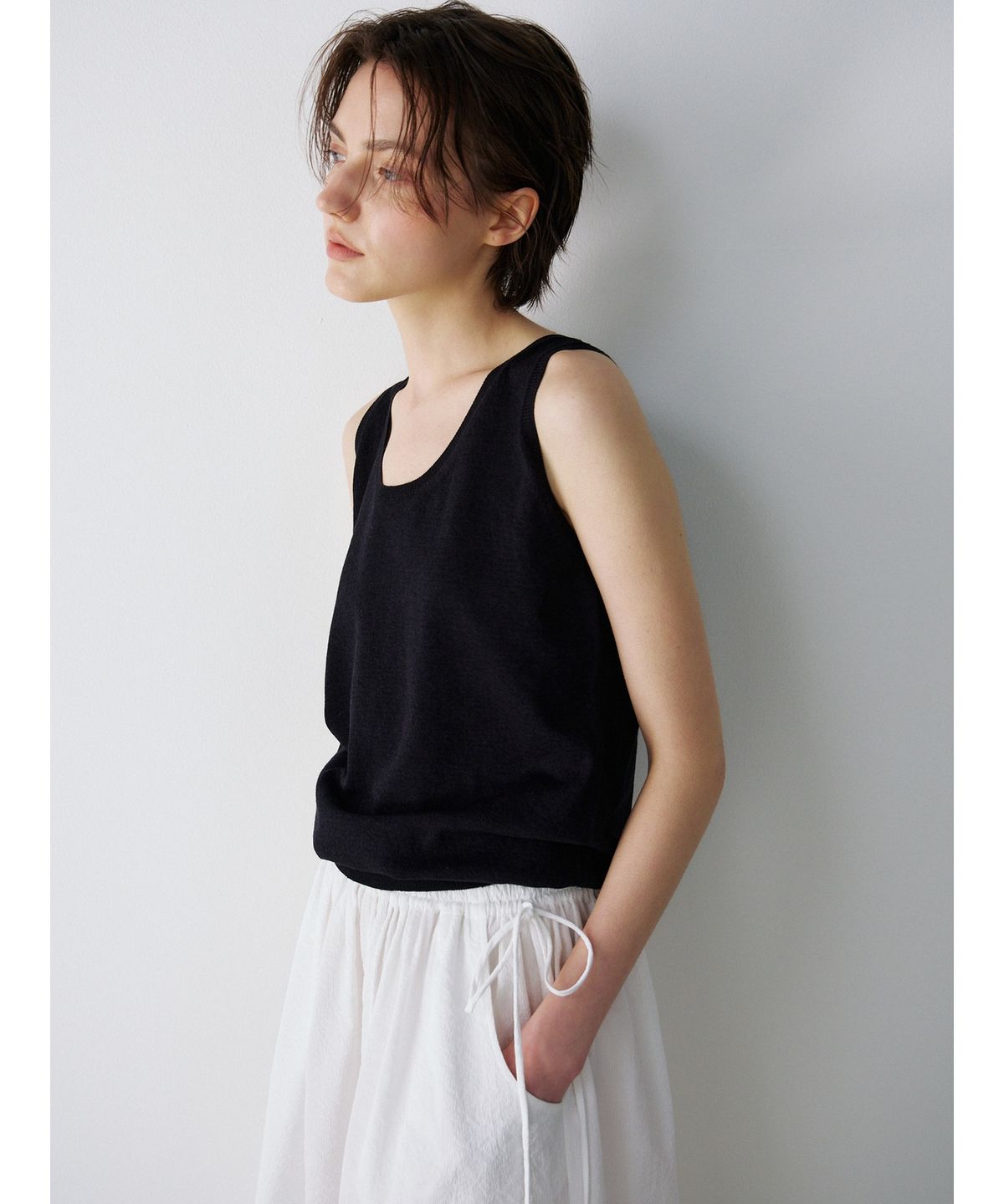 닌닛(NINNIT) Tie sleeveless knit top (BLACK)