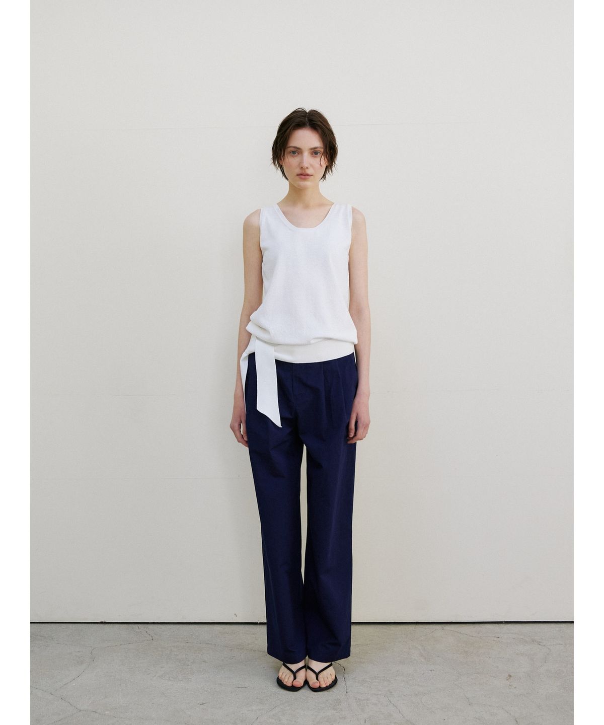 닌닛(NINNIT) Tie sleeveless knit top (WHITE)