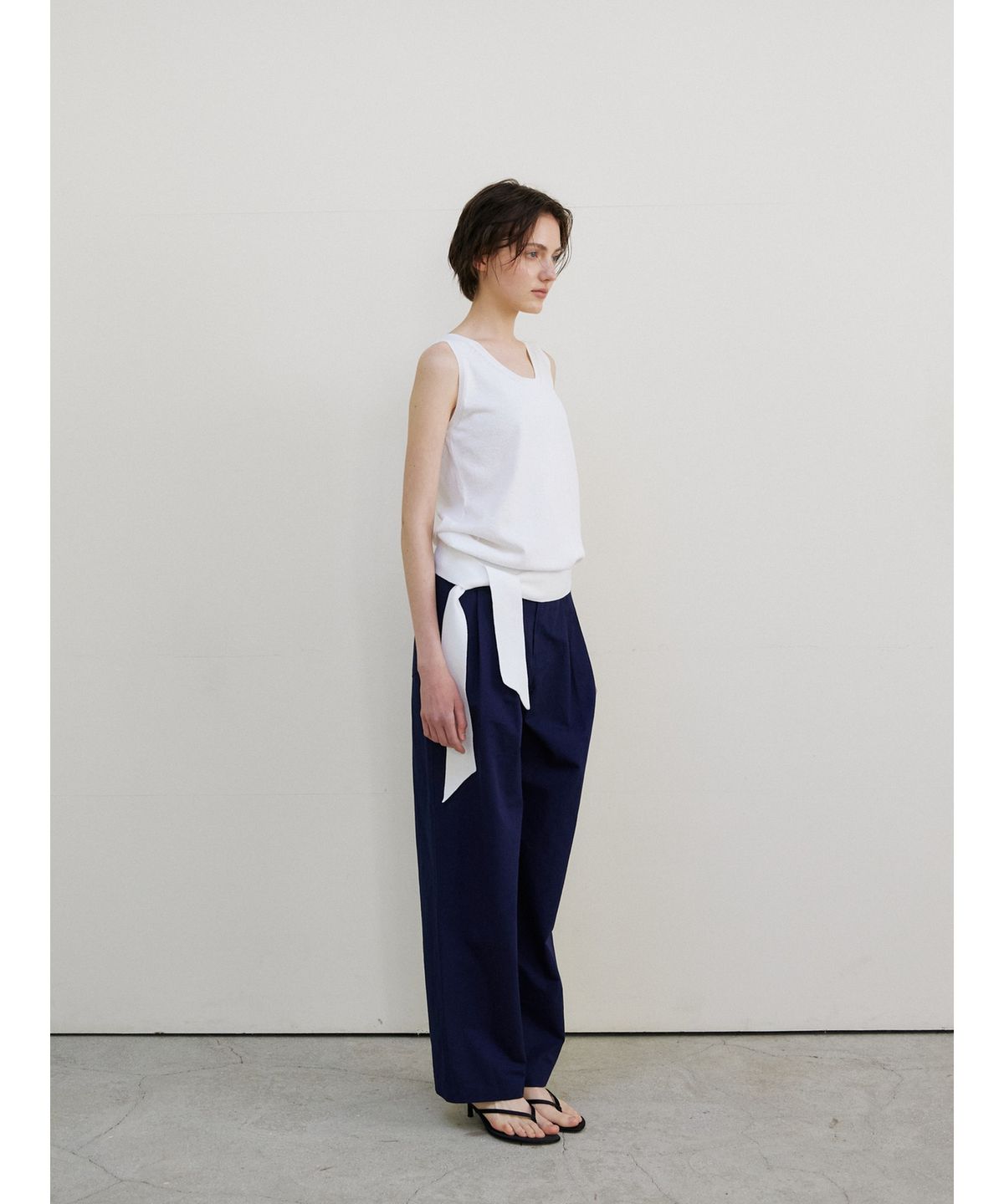닌닛(NINNIT) Tie sleeveless knit top (WHITE)