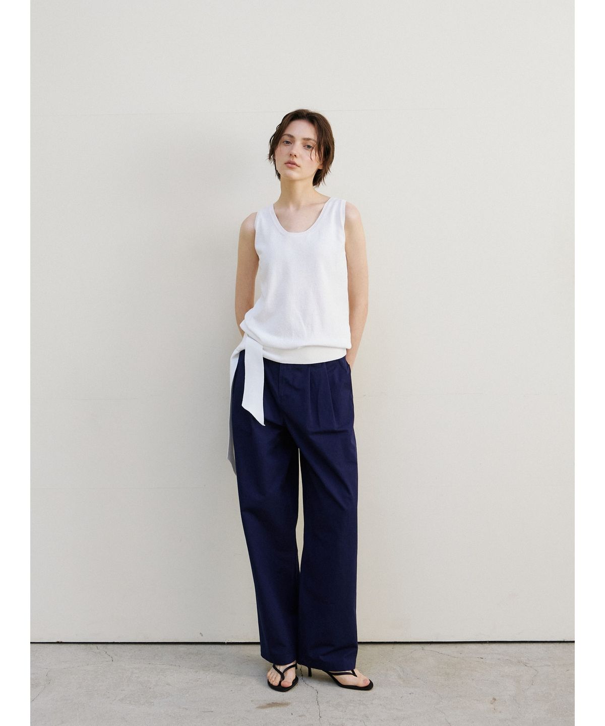닌닛(NINNIT) Tie sleeveless knit top (WHITE)