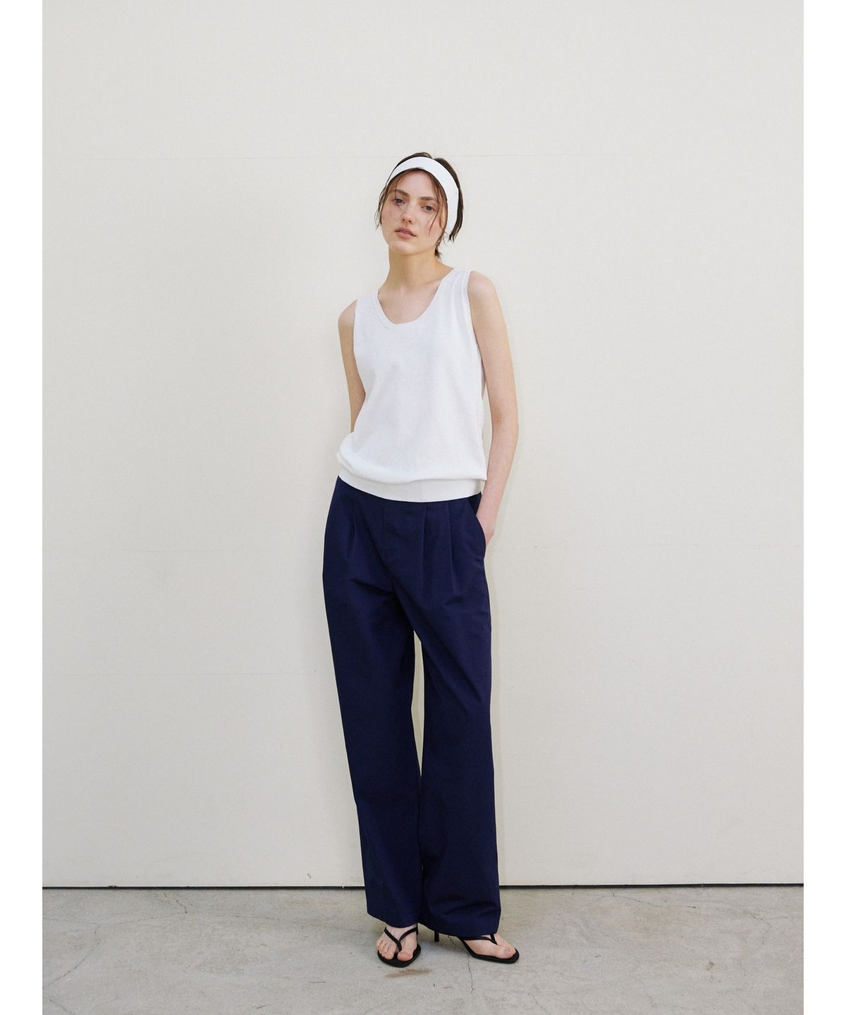 닌닛(NINNIT) Tie sleeveless knit top (WHITE)