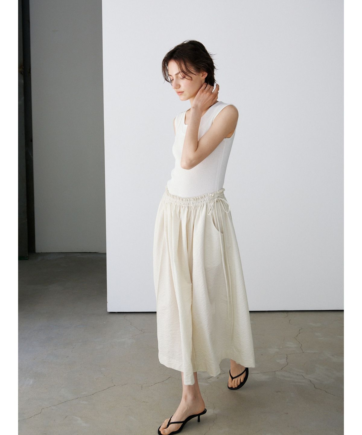 닌닛(NINNIT) Trimming sleeveless knit top (IVORY)