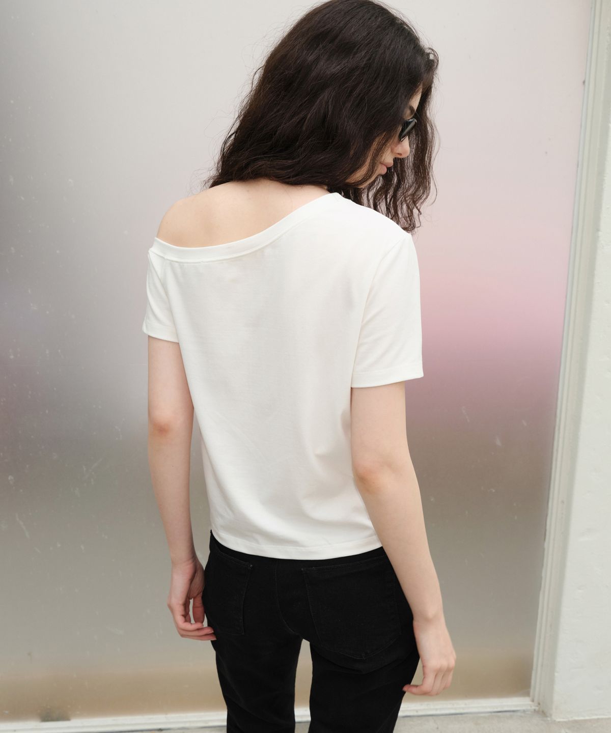 르바(LEVAR) Unbalanced Off-shoulder T-shirt - Snow White