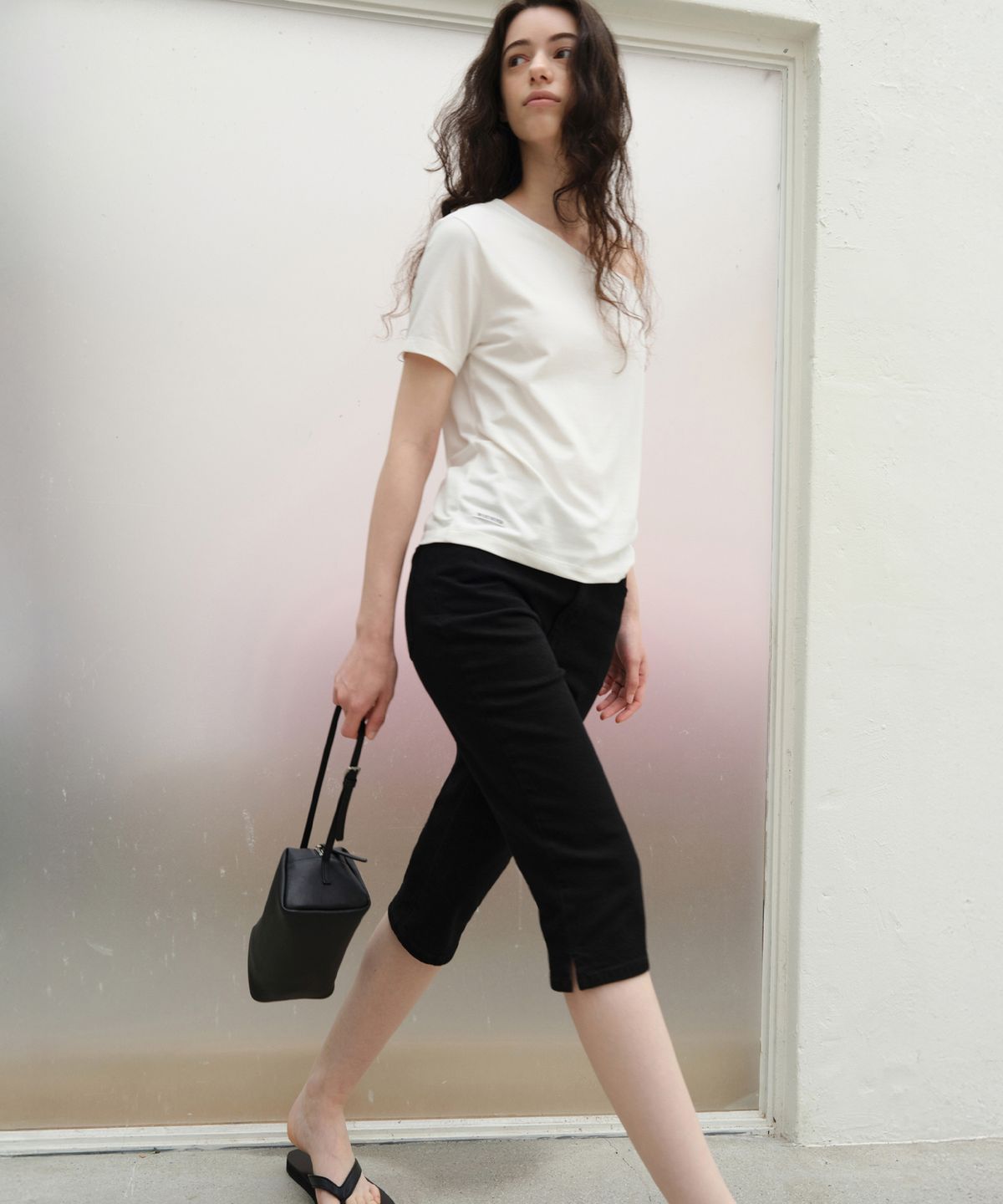 르바(LEVAR) Unbalanced Off-shoulder T-shirt - Snow White