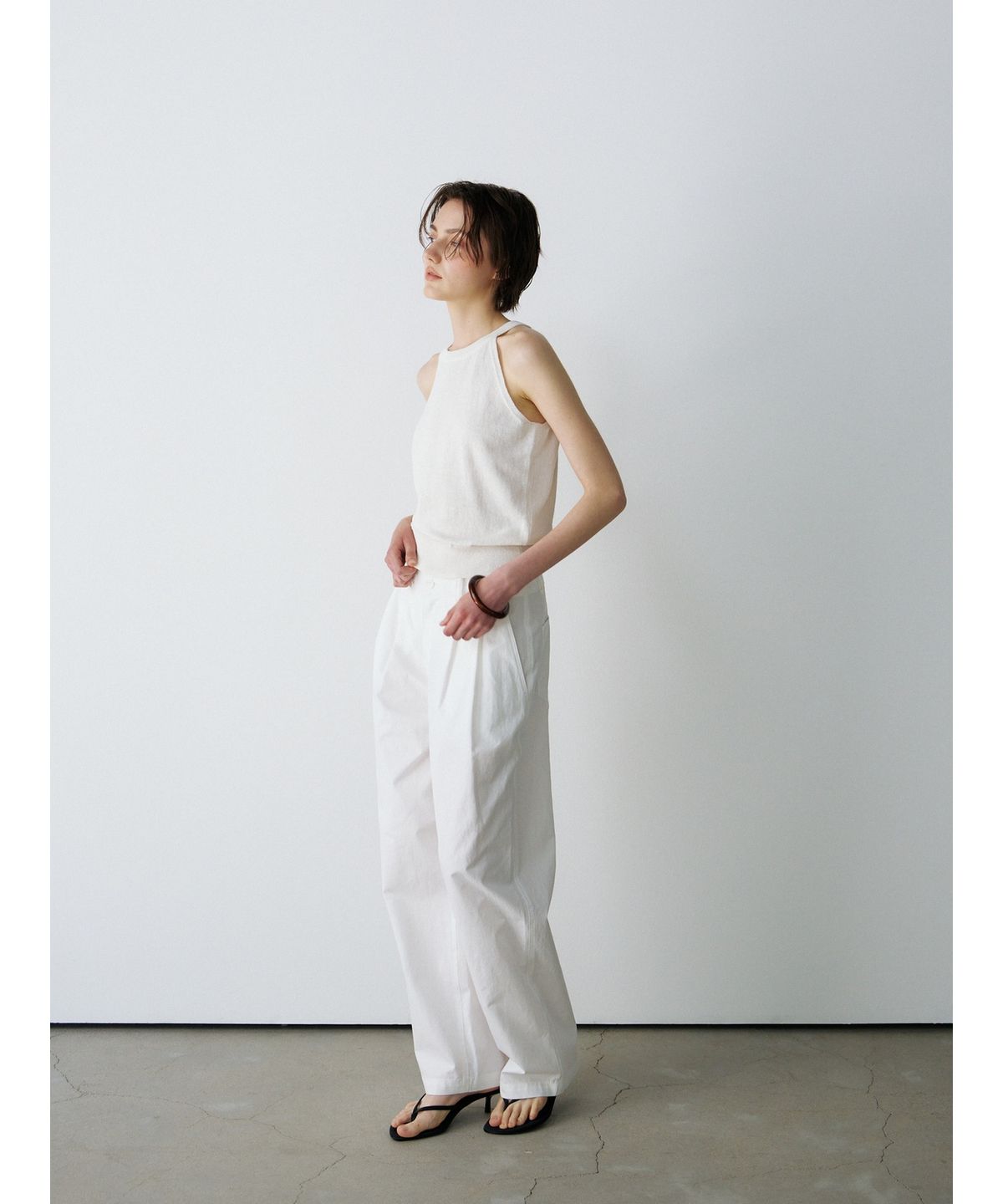 닌닛(NINNIT) Two-tuck curved pants (WHITE)