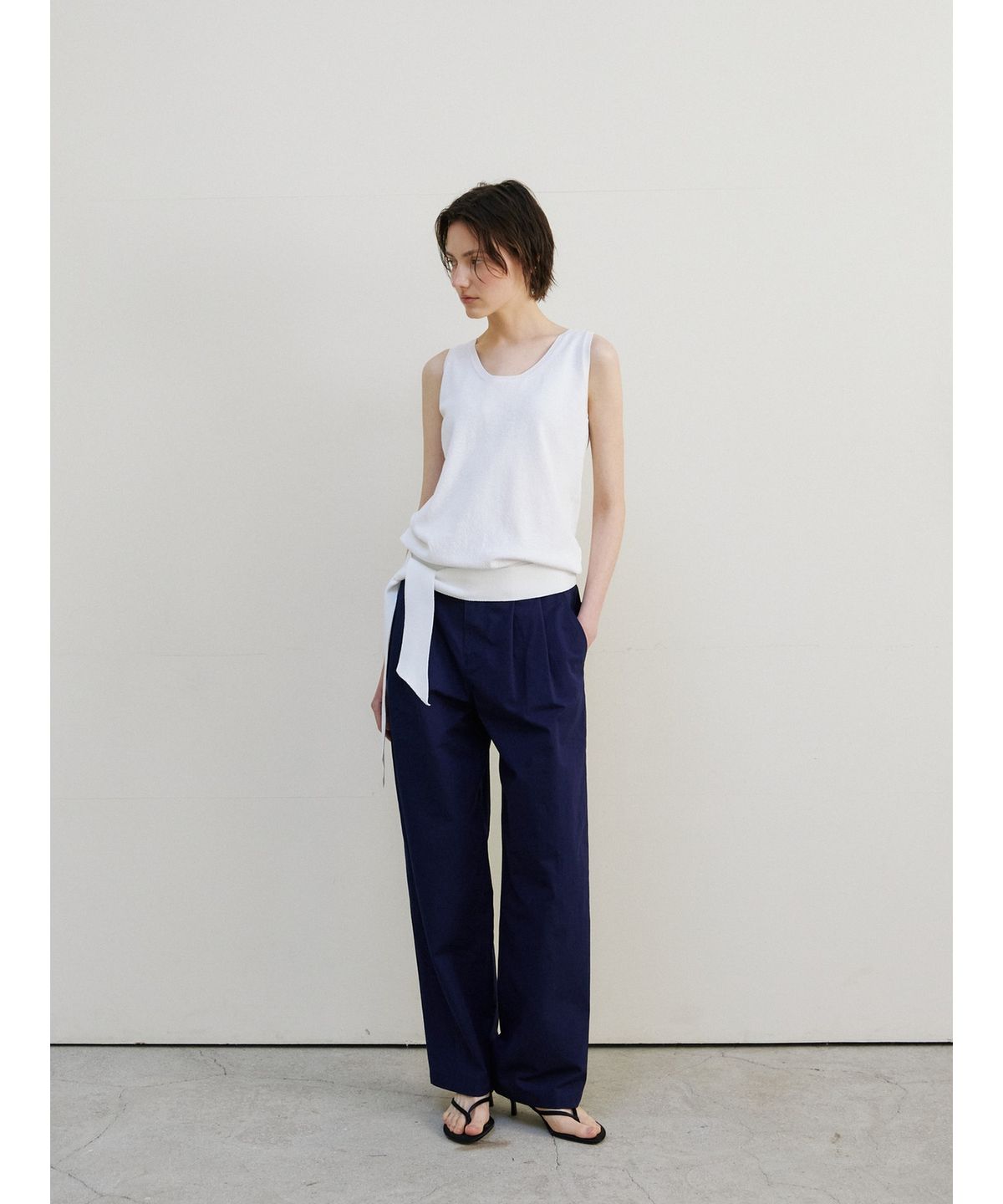 닌닛(NINNIT) Two-tuck curved pants (NAVY)