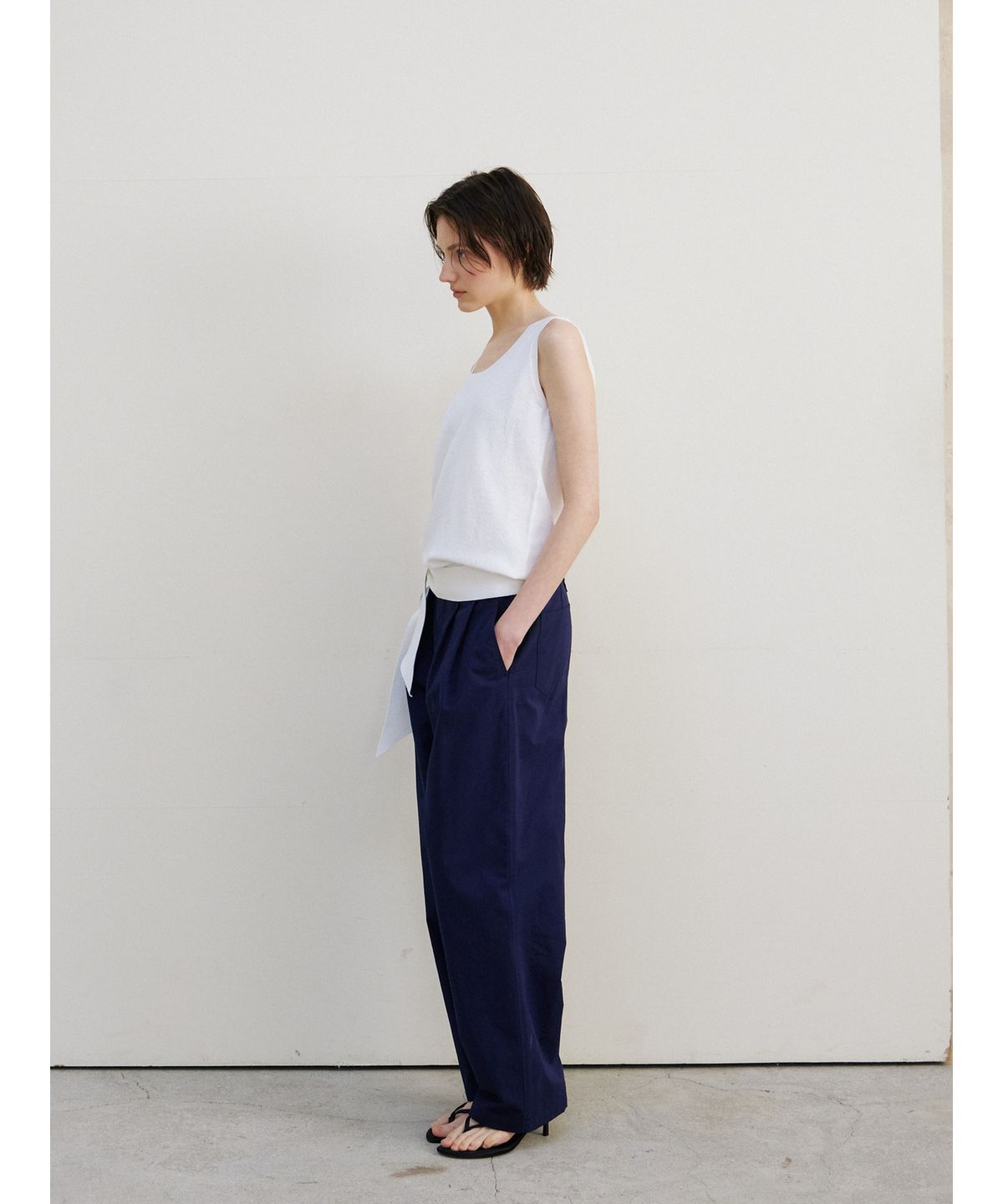닌닛(NINNIT) Two-tuck curved pants (NAVY)