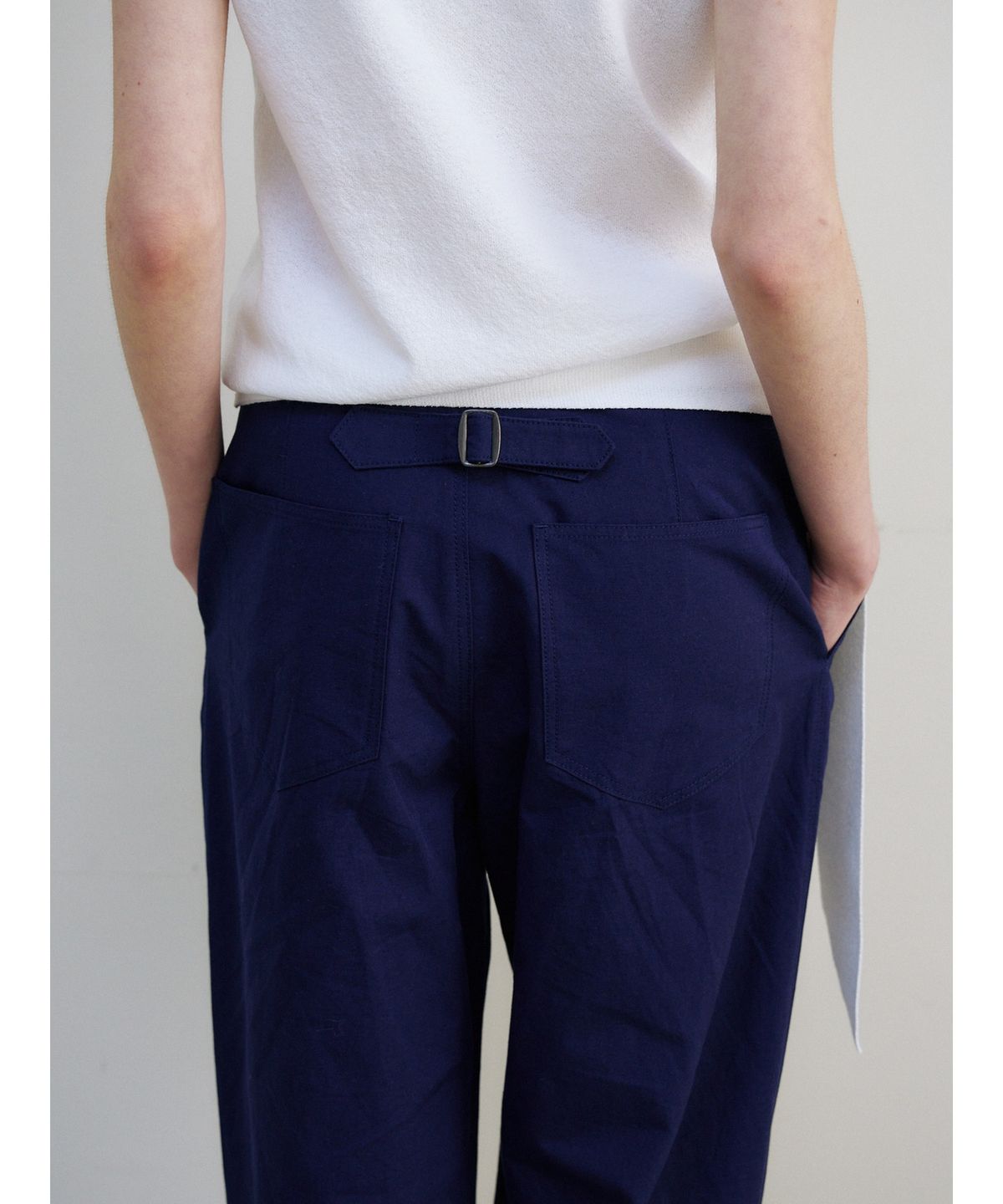 닌닛(NINNIT) Two-tuck curved pants (NAVY)