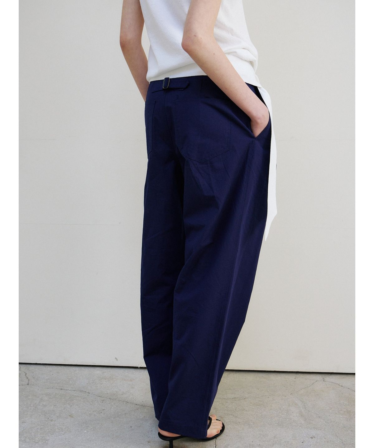 닌닛(NINNIT) Two-tuck curved pants (NAVY)