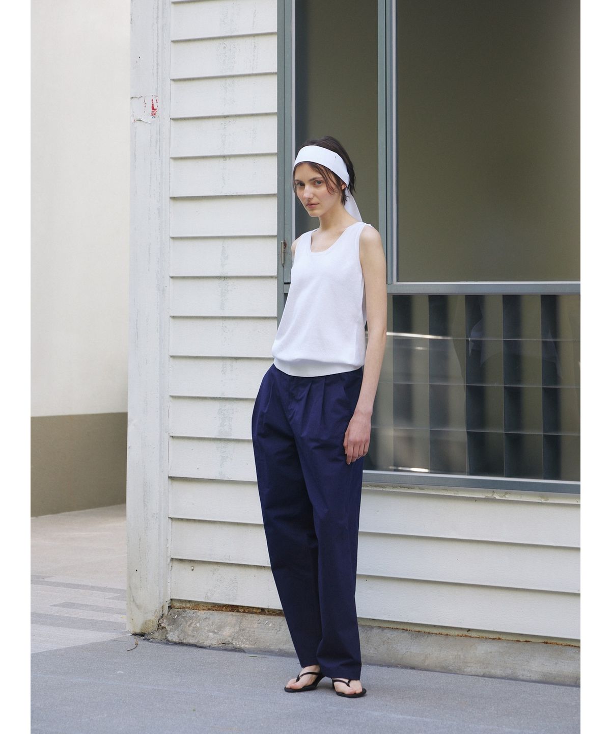 닌닛(NINNIT) Two-tuck curved pants (NAVY)