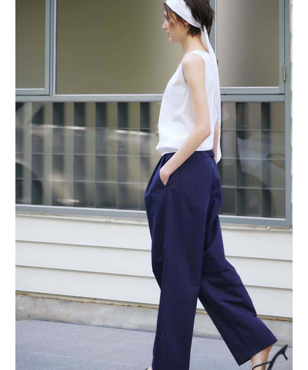 닌닛(NINNIT) Two-tuck curved pants (NAVY)