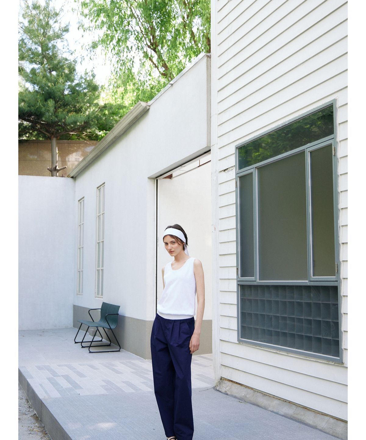 닌닛(NINNIT) Two-tuck curved pants (NAVY)