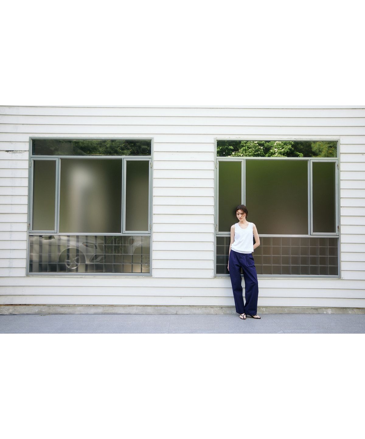 닌닛(NINNIT) Two-tuck curved pants (NAVY)