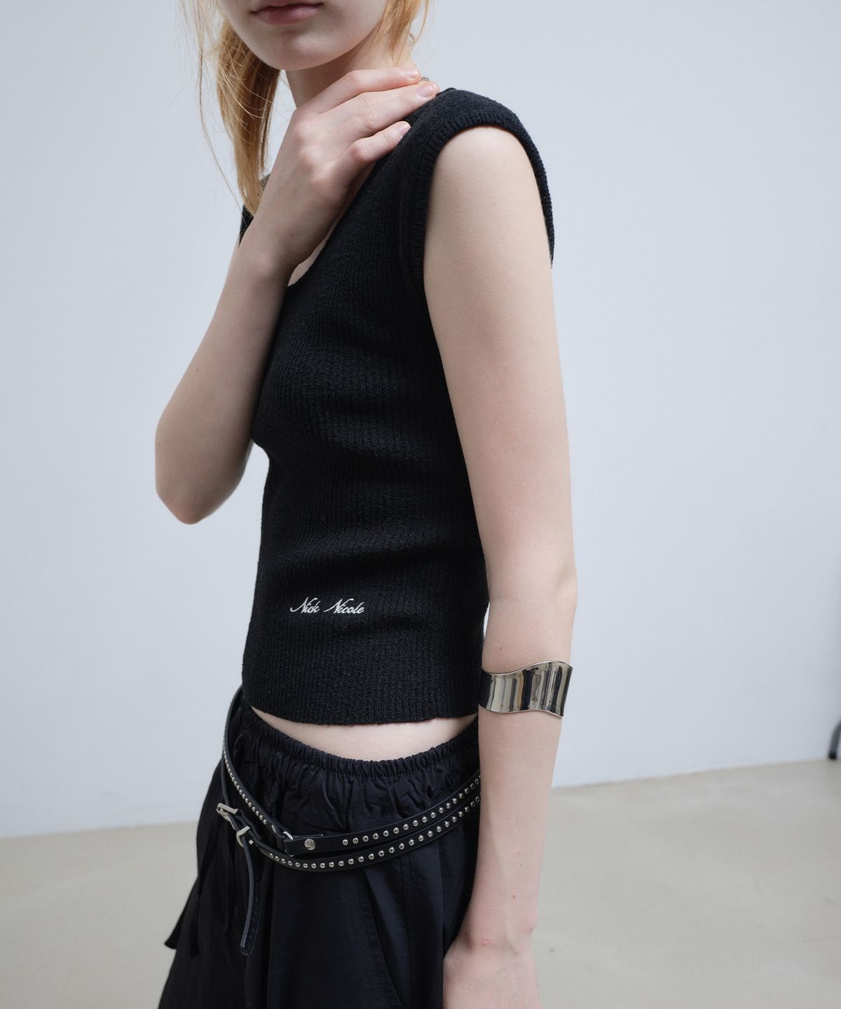 닉앤니콜(NICK&NICOLE) BOUCLE U-NECK SLEEVELESS_BLACK