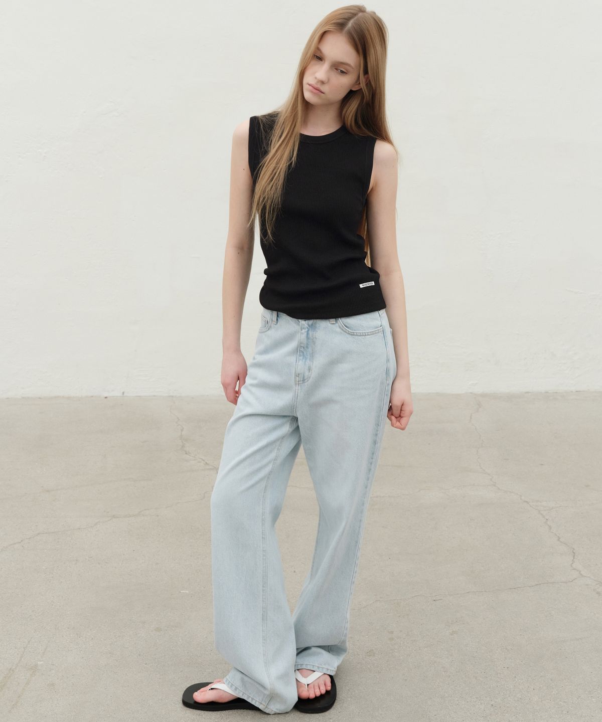 르바(LEVAR) Crew-neck Sleeveless Top - Black