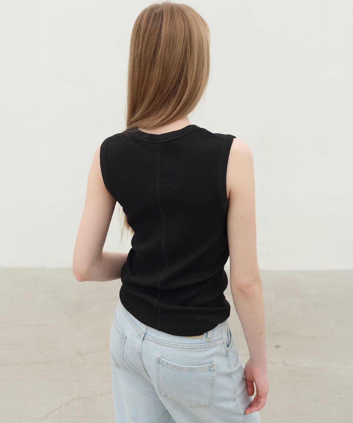 르바(LEVAR) Crew-neck Sleeveless Top - Black
