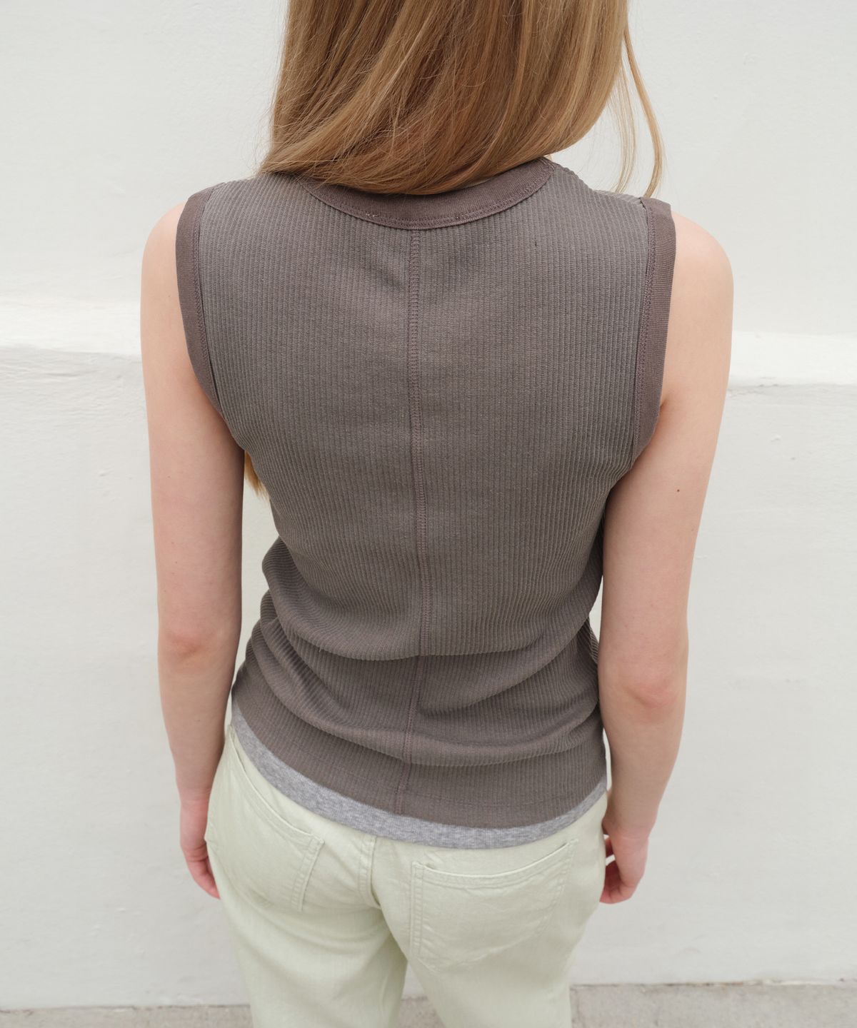 르바(LEVAR) Crew-neck Sleeveless Top - Taupe Brown