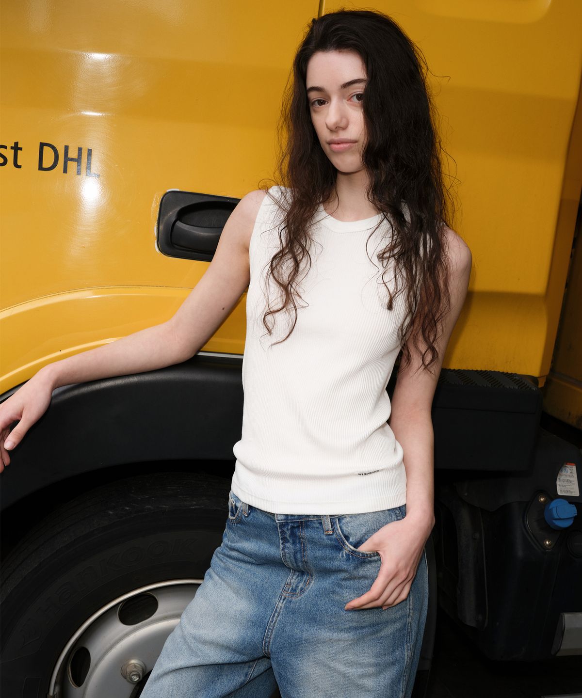 르바(LEVAR) Crew-neck Sleeveless Top - Off White
