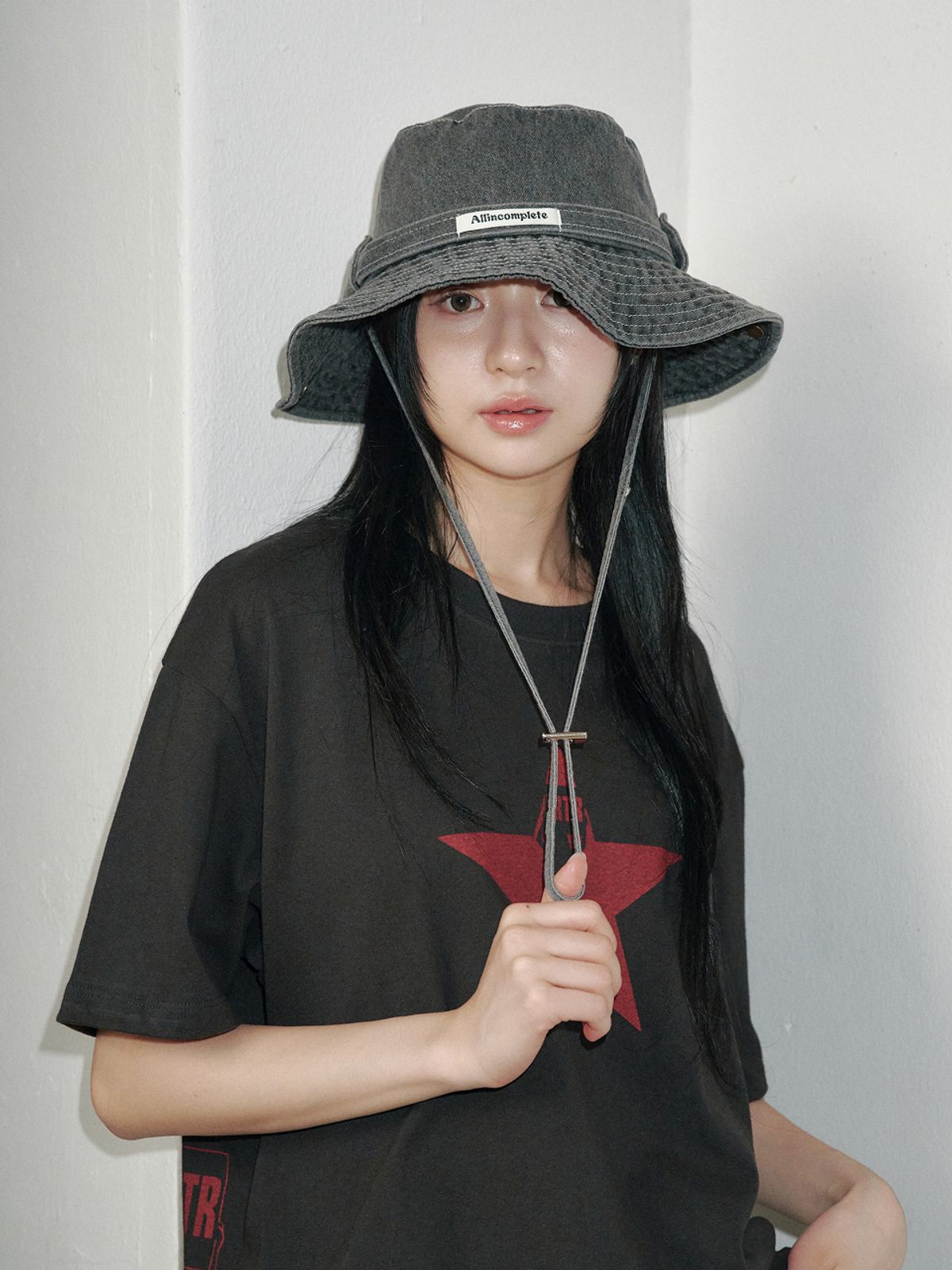 올인컴플리트(ALLINCOMPLETE) 벨트 데님 워시드 사파리 햇 (흑청)