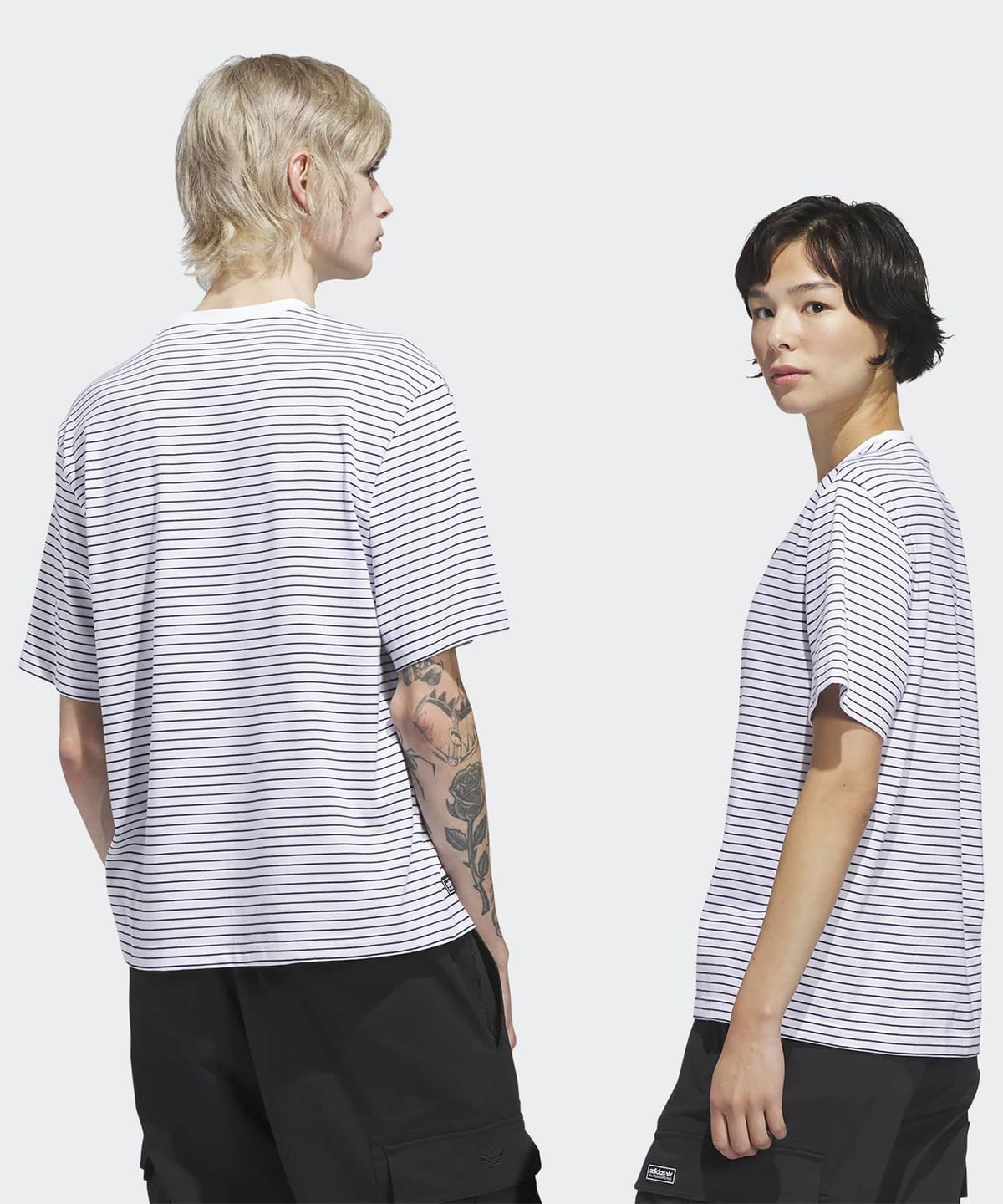 아디다스(ADIDAS) 스케이트보딩 원사 염색 티셔츠 - 화이트:다크블루 / KC6291