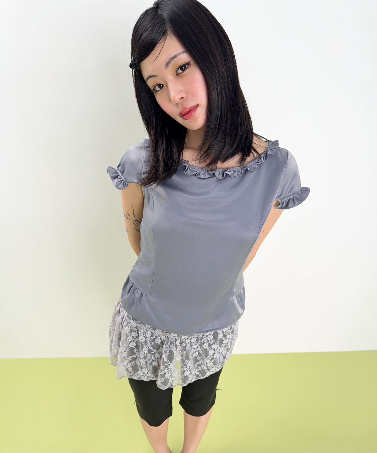 니히(NIEEH) Glow Frill Blouse (Gray)