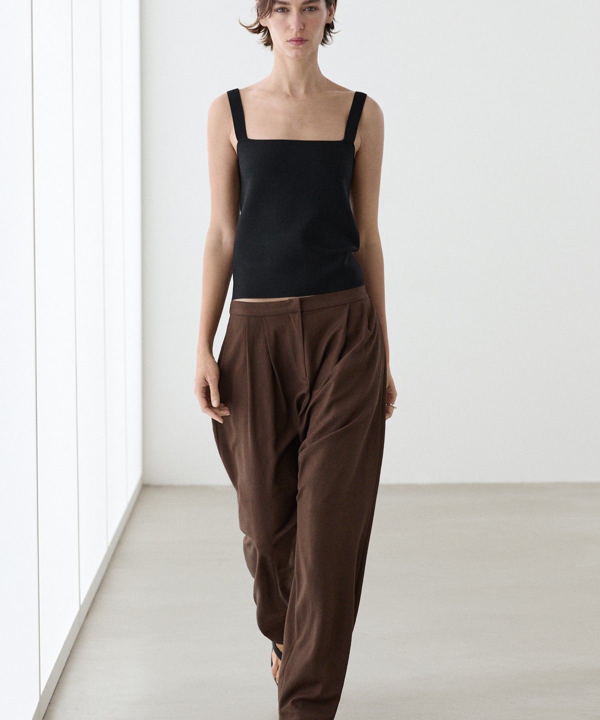 마시모두띠(MASSIMO DUTTI) 스퀘어 넥 스트랩 탑