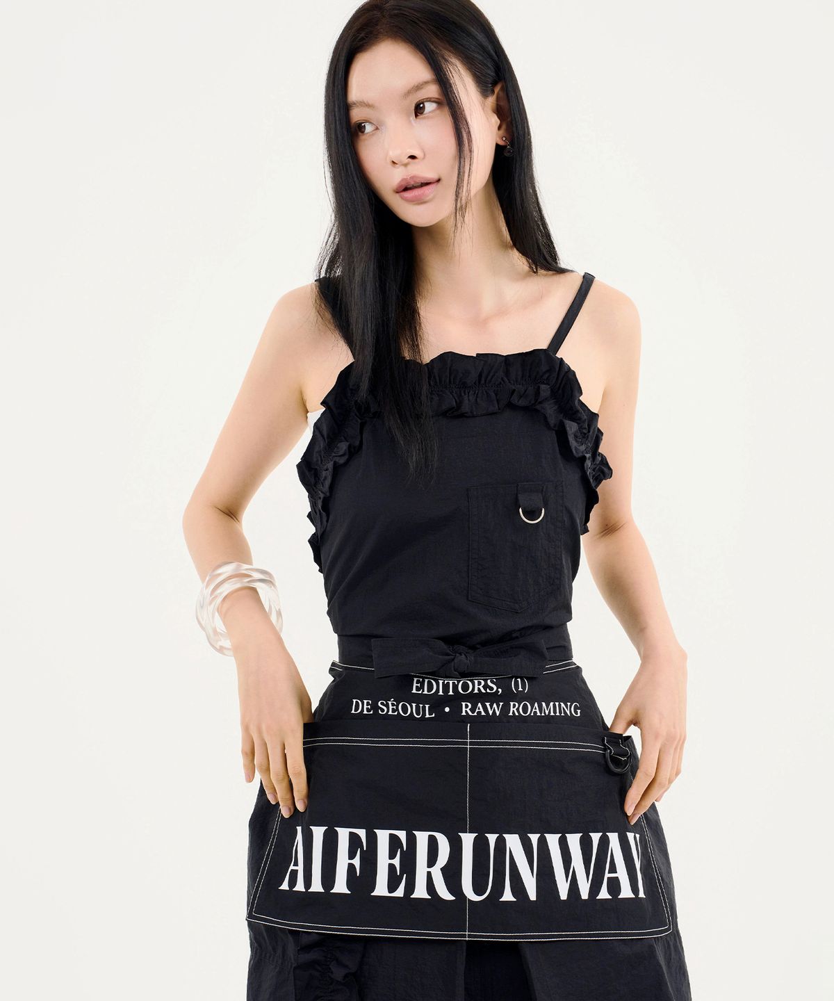 에이프런웨이(AIFERUNWAY) 레터링 하프랩 에이프런