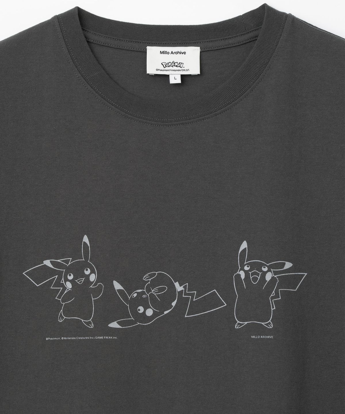 밀로 아카이브(MILLO ARCHIVE) [Pokémon] 플레잉 피카츄 티셔츠 [다크 그레이]