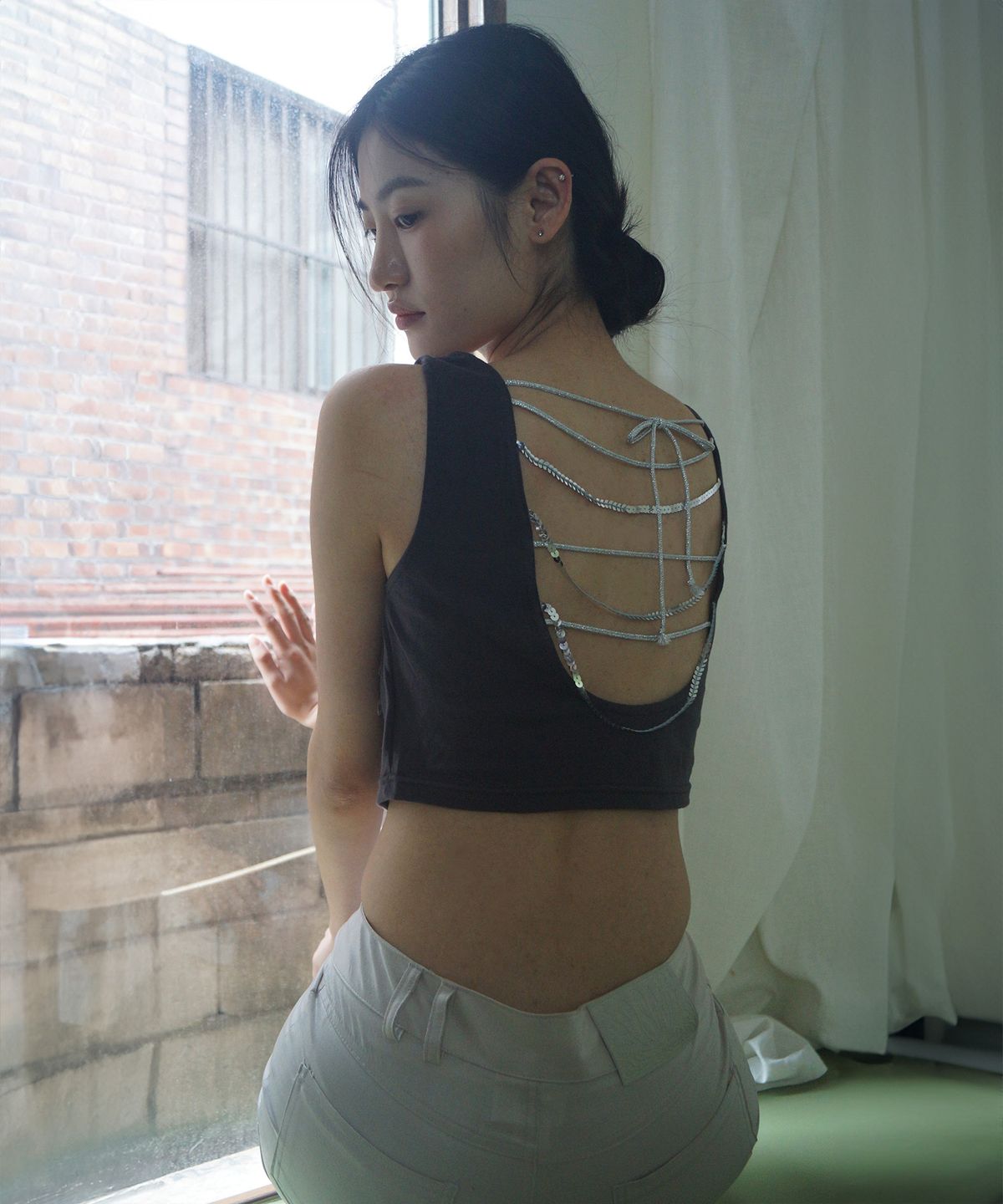 뮤즈뮤지엄(MUSEMUSEUM) Beaded Strap Draped Cami - Charcoal